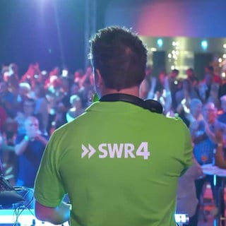 DJ mit Publikum beim SWR4-Festival