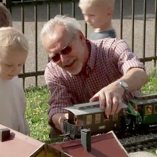 Modelleisenbahn-Tüftler im Garten