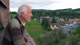 Mesner Franz Metzger steht auf dem Kirchturm in Sankt Peter im Schwarzwald.