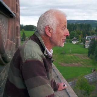 Mesner Franz Metzger steht auf dem Kirchturm in Sankt Peter im Schwarzwald.