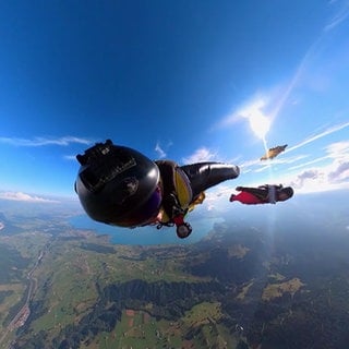 Wingsuiter in der Luft