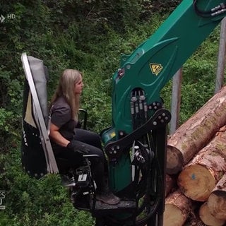 Lena am Steuer ihres Holzgreifers