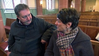 Pfarrer Florian Lampadius aus Loffenau sitzt mit Sonja Faber-Schrecklein in der Kirche