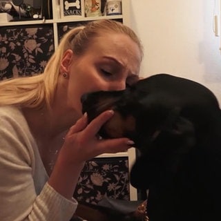 Hund Rocky mit seiner neuen Besitzerin