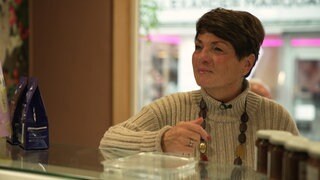 Sonja Faber-Schrecklein im italienischen Feinkostladen Sapori d'Italia in Stuttgart-Untertürkheim