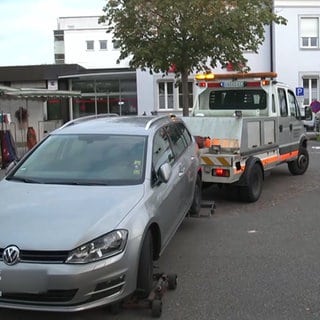 Auto wird abgeschleppt