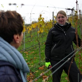 Sonja Faber-Schrecklein und Winzerin Stefanie Schwarz im Weinberg