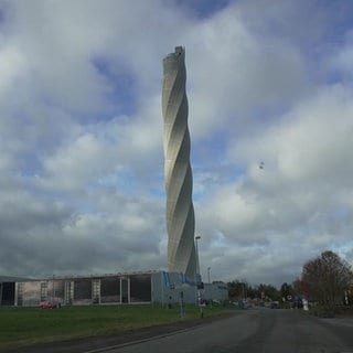 Der Aufzugtestturm in Rottweil aus der Ferne