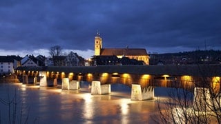 Überdachte Brücke bei Nacht