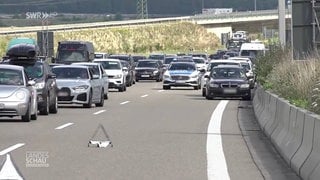 Stau mit Rettungsgasse für Polizei auf der Autobahn