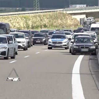 Stau mit Rettungsgasse für Polizei auf der Autobahn