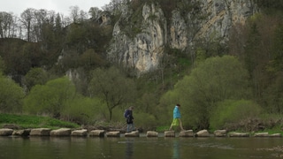 Wanderer überqueren die Donau bei Fridingen