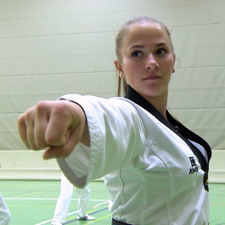 Taekwondo-Kämpferin Rebekka macht eine Faust 