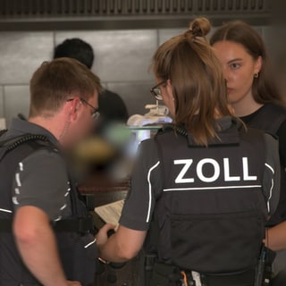 Zollkontrolle in einem Restaurant