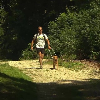 Blinder Mann mit seinem Blindenhund