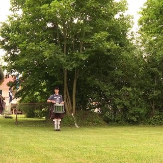 Familie spielt Dudelsack