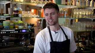 Manuel Braun in seinem Café Glückskind in Winnenden