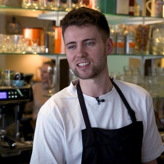 Manuel Braun in seinem Café Glückskind in Winnenden