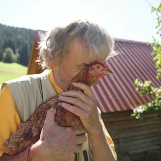 Lucien Majrich mit seinem Huhn