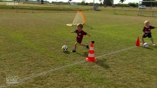 Kinder spielen Fußball