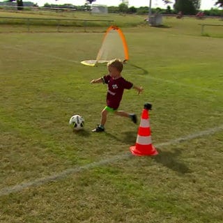 Kinder spielen Fußball