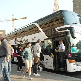 Busfahrer und Gäste