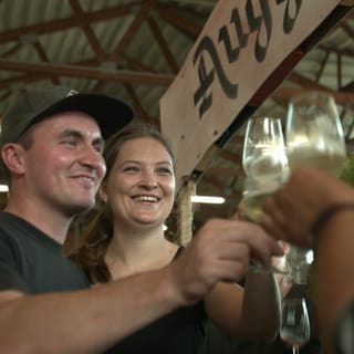 Winzer aus Auggen stoßen mit Wein an