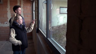 Annika und Manuel Braun auf der Baustelle im Waldschlössle Fellbach