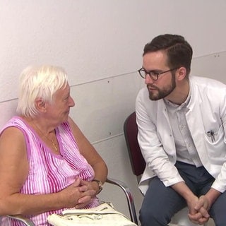 Arzt im Gespräch mit Patientin