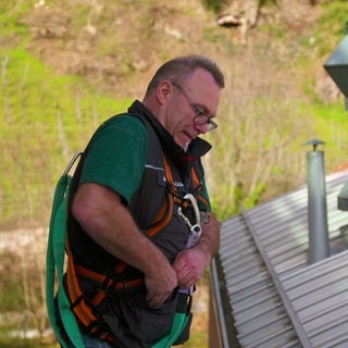 Hausmeister Karl Küchle auf dem Dach des SWR Studios in Freiburg