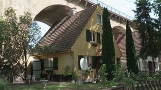 Haus unter einer Brücke