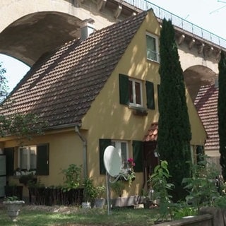 Haus unter einer Brücke