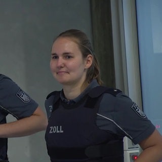 Melina Schunke bei der Arbeit als Zollbeamtin