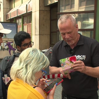 Schlang vor dem Bürgerbüro Stuttgart. Security kontrolliert Eingang