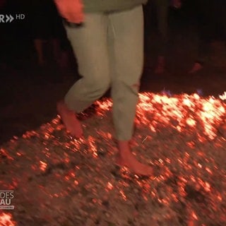 Frau läuft auf Feuerglut