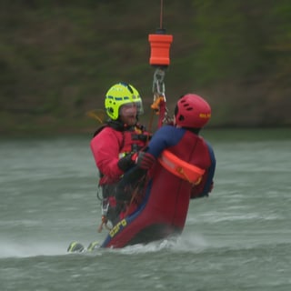 Person wird aus See gerettet