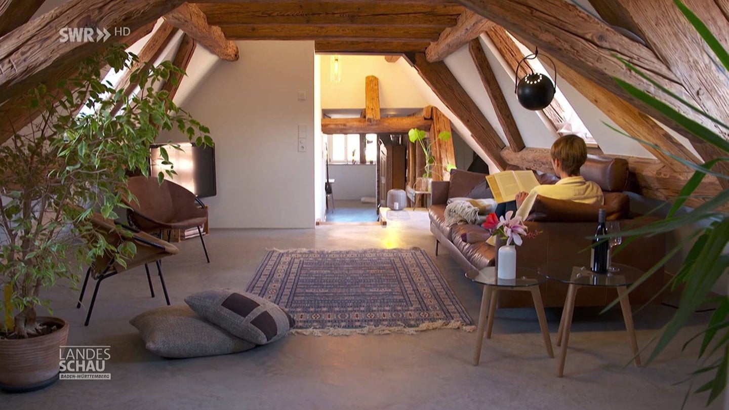 Frau liest ein Buch auf der Couch