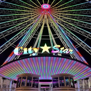 Leuchtendes Riesenrad bei Nacht