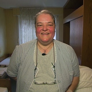 Hausdame Silke in einem Zimmer des Monteurshotels Keinath