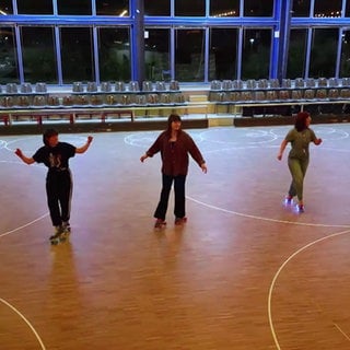 Menschen die Rollerskaters fahren