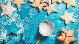 Plätzchen liegen auf einem blauen Untergrund