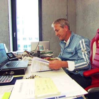 Simeon Schad sitzt im Büro seines Hotels