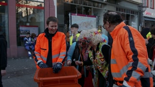 Straßenreiniger beim Faschingsumzug