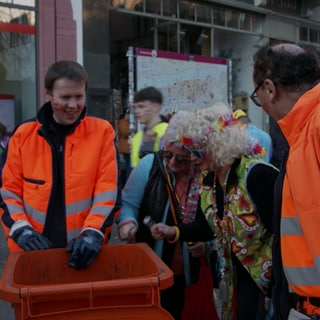 Straßenreiniger beim Faschingsumzug