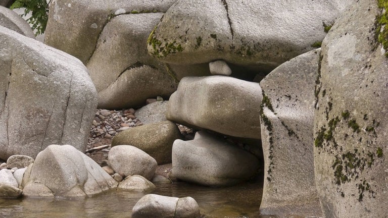 Große Felsen in Fluss Murg