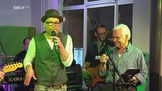 Heiko Volz und Volker Lang singen auf einer Bühhne den Bananenblues von Äffle und Pferdle