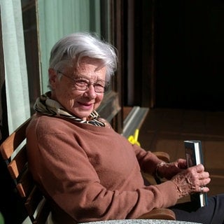 Doris Reymond sitzt auf dem Balkon ihres Hauses im Friedrichsring in Freiburg