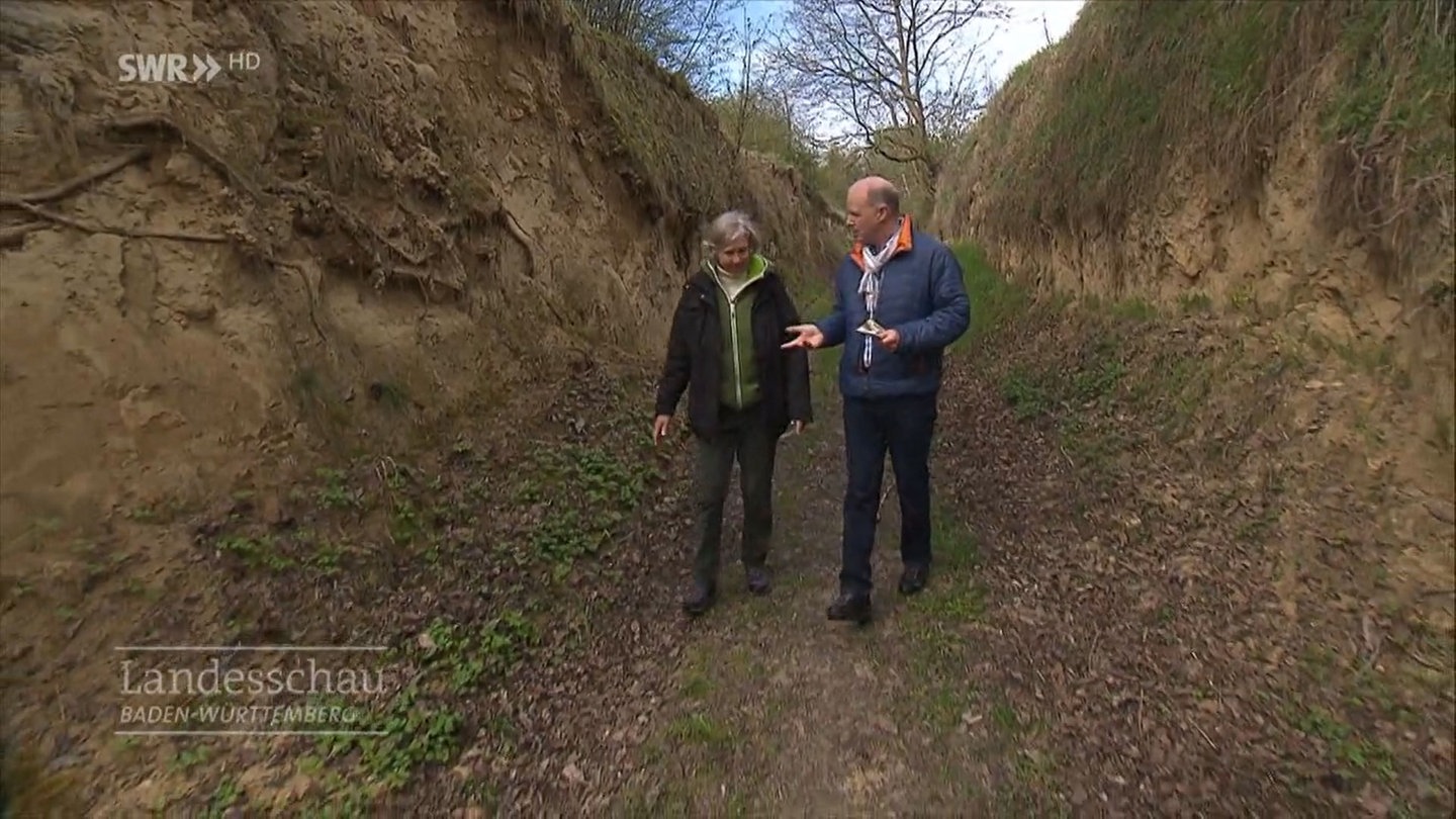 Michael Kost und  Biologin Brigitta Martens-Aly  in einem Hohlweg