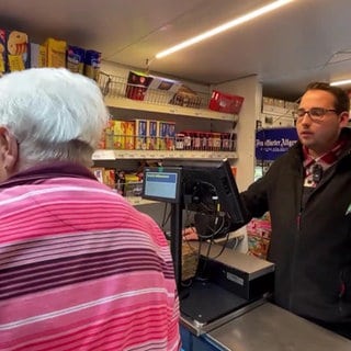 Aaaron Daubner in seinem rollender Supermarkt