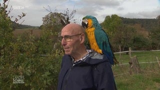 Hubert und Gelbbrust-Ara Richie wandern